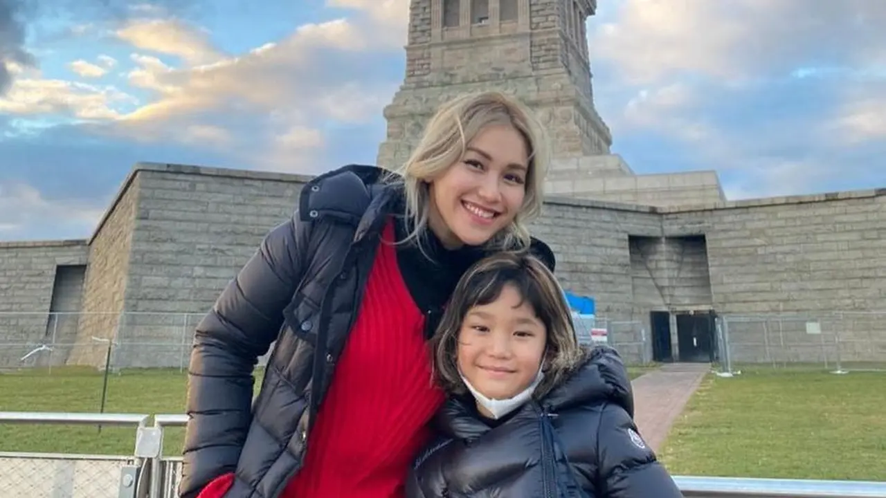 9 Gaya Modis Ayu Ting Ting saat Liburan ke Amerika, Disebut Mirip Eonnie Korea