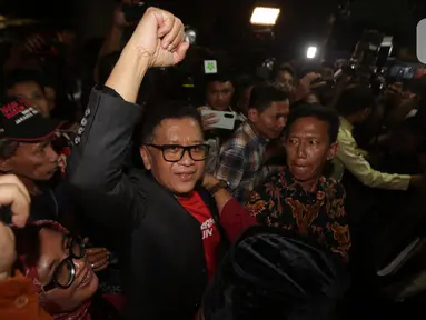 Terdakwa perkara suap terkait pengurusan Pergantian Antar Waktu (PAW) anggota Dewan Perwakilan Rakyat (DPR) periode 2019-2024 yang melibatkan calon legislatif Harun Masiku, Hasto Kristiyanto saat meninggalkan Rumah Tahanan Gedung Merah Putih Komisi Pemberantasan Korupsi (KPK), Jakarta, Jumat (1/8/2025). (Liputan6.com/Helmi Fithriansyah)