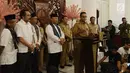 Gubernur DKI Jakarta Anies Baswedan memberikan keterangan usai melakukan pertemuan dengan Wali Kota Bekasi Rahmat Effendi di Balai Kota, Jakarta, Senin (22/10). (Merdeka.com/Iqbal S. Nugroho)