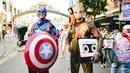 Cosplayer berpakaian ala karakter Captain America (kiri) berpose saat menghadiri San Diego Comic-Con International 2019 di San Diego, California, Amerika Serikat, Kamis (18/7/2019). (Matt Winkelmeyer/Getty Images/AFP)
