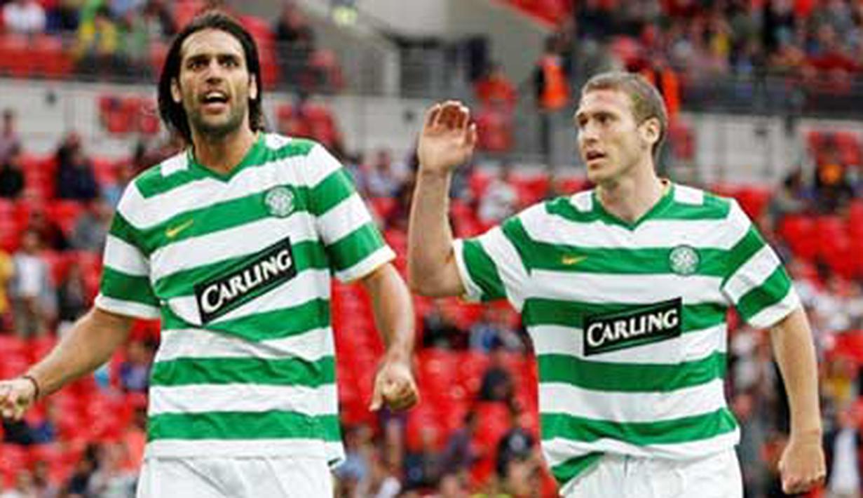 Striker Celtic, Georgios Samaras dan Chris Killen merayakan gol timnya ke gawang Tottenham Hotspur di ajang Wembley Cup yang digelar di Wembley Stadium, London Barat, 26 Juli 2009. AFP PHOTO/Ian Kington 