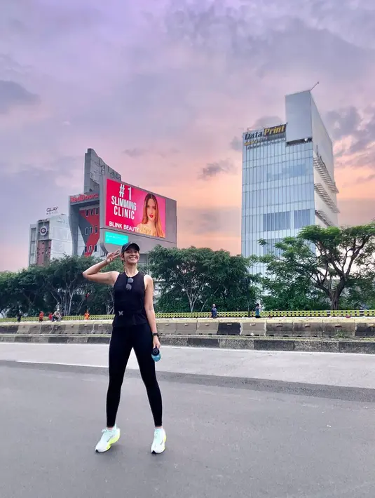 Lari pagi kini memang menjadi hobi dari Nia Ramadhani. Saat lari pagi di Car Free Day Sudirman, istri Ardy Bakrie itu tampil serba hitam dengan mengenakan tanktop dan legging. (instagram/ramadhaniabakrie)