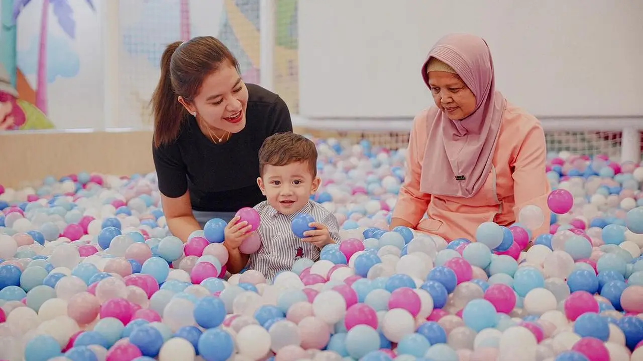 Potret Kahiyang Ayu bersama anak bungsunya (Sumber: Instagram/@bobbynst)