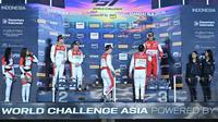 Sean Gelael (paling kanan) dan tim Garage 75 harus puas naik podium ketiga pada Race 1 GT World Challenge Asia (GTWCA) di Sirkuit Pertamina Mandalika hari Sabtu (02/05/2026). (Jagonya Ayam)