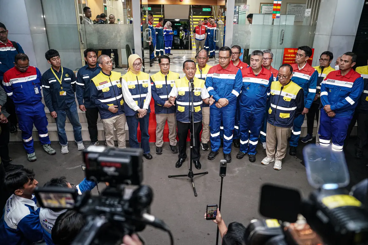 Menteri Energi dan Sumber Daya Mineral (ESDM), Bahlil Lahadalia meninjau Integrated Terminal Jakarta, Minggu (28/12/2025. (Foto: Pertamina)