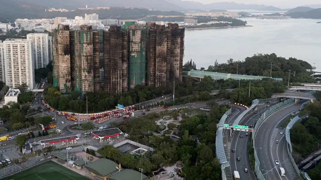 Pemandangan dari udara pasca kebakaran mematikan pada Rabu (26/11/2025) di Wang Fuk Court, sebuah kompleks apartemen di Distrik Tai Po, New Territories, Hong Kong, Jumat (28/11).