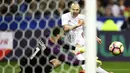 Gelandang Spanyol, Andres Iniesta, menendang bola ke gawang Prancis. Kemenangan ini membuat Spanyol masih belum merasakan kekalahan sejak ditangani Julen Lopetegui. (AFP/Franck Fife)