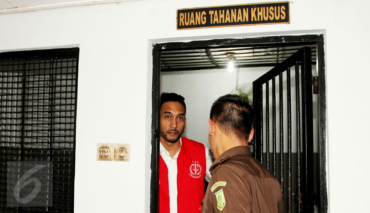 Aktor Restu Sinaga berada di ruang tahanan khusus sebelum menjalani sidang perdana di PN Jakarta Selatan, Kamis (13/10). Wajah Restu Sinaga terlihat sendu sebelum menjalani sidang kasus kepemilikan narkoba pada Juni lalu. (Liputan6.com/Herman Zakharia)