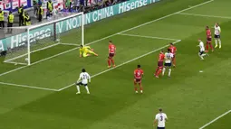 Kiper Swiss, Yann Sommer  (kiri) gagal menghalau tendangan dari pemain Inggris, Bukayo Saka pada laga perempat final Euro 2024 di Duesseldorf Arena, Duesseldorf, Jerman, Sabtu (06/07/2024). (AP Photo/Hassan Ammar)