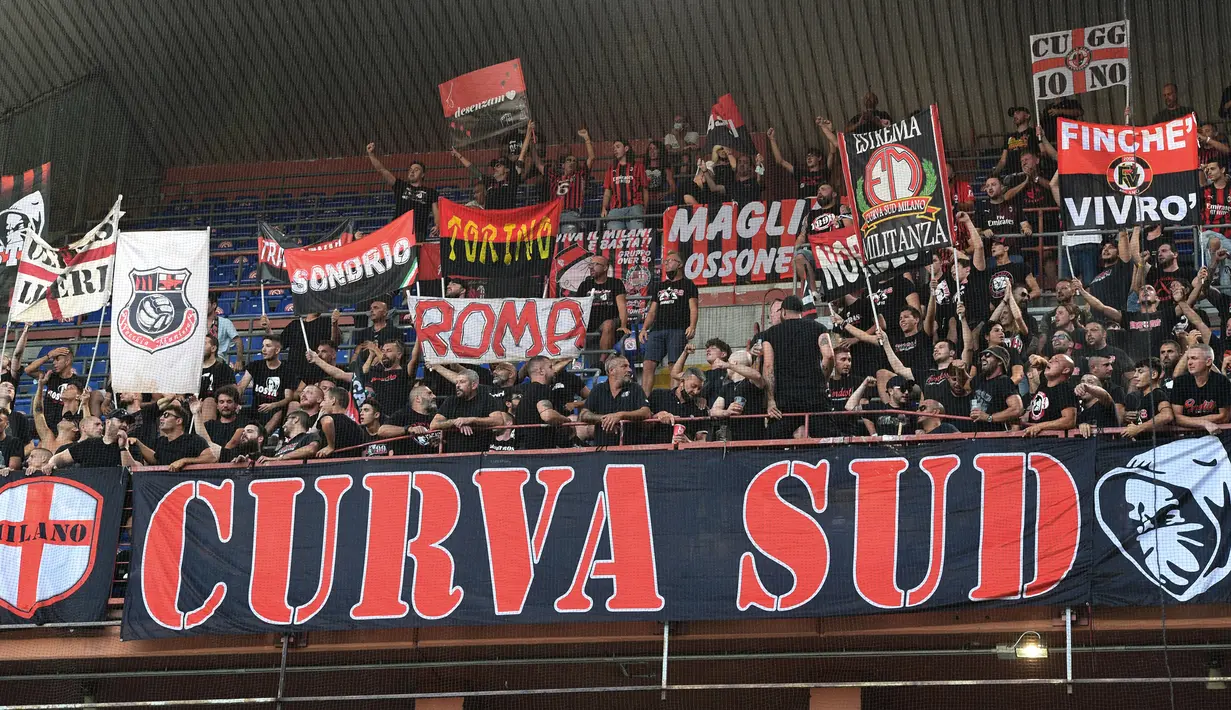 Pendukung AC Milan bersorak sebelum dimulainya laga melawan Sampdoria pada pertandingan Serie A  di Stadion Luigi Ferraris, Genova, Italia, 23 Agustus 2021. AC Milan menang 1-0. (MIGUEL MEDINA/AFP)