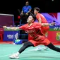 Pebulutangkis ganda putra Indonesia, Leo Rolly Carnando/Daniel Marthin berusaha mengembalikan kok ke arah pasangan Denmark, Kim Astrup/Anders Skaarup Rasmussen pada laga final Indonesia Masters 2024 di Istora Senayan, Jakarta, Minggu (28/01/2024). (Bola.com/Bagaskara Lazuardi)