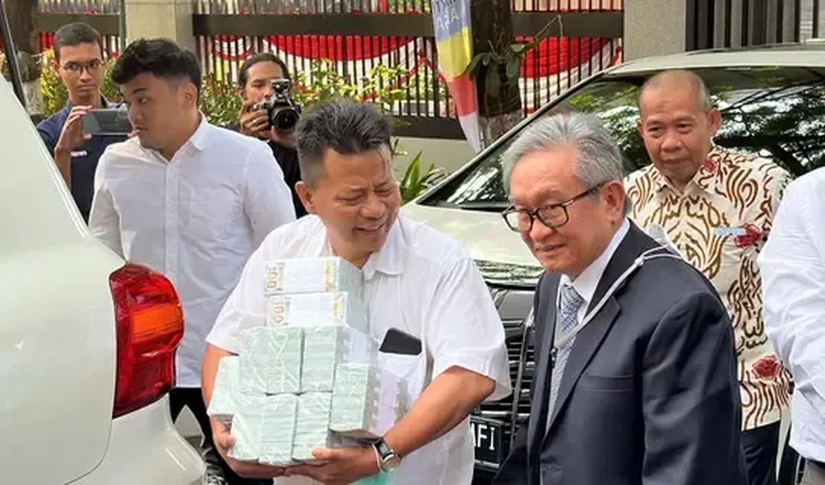 Penyidik Kejagung kemudian menggeledah kantor Maqdir Ismail. Penggeledahan dilakukan untuk mencari sosok yang mengembalikan uang tersebut.