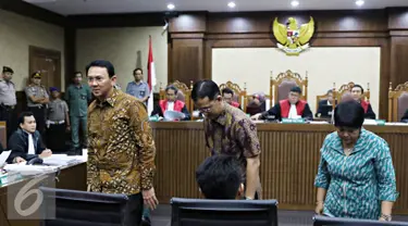 Gubernur DKI Jakarta Basuki T Purnama bersiap mengikuti persidangan di Pengadilan Tipikor, Jakarta, Senin (25/7). Ahok menjadi saksi terkait kasus suap proyek reklamasi. (Liputan6.com/Immanuel Antonius)