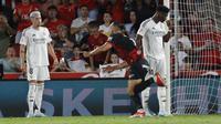 Pemain Real Madrid, Federico Valverde dan Aurelien Tchouameni menyaksikan pemain Mallorca, Vedat Muriqi mencetak gol dalam pertandingan La Liga 2024/2025, Senin (19/8/2024) dini hari WIB. (AP Photo/Francisco Ubilla)