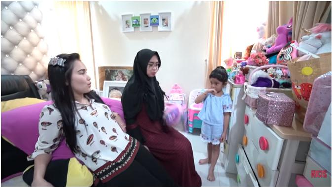 Ria Ricis di rumah Ayu Ting Ting (YouTube/ https://www.youtube.com/watch?v=JZQq4IAwomQ&t=125s)