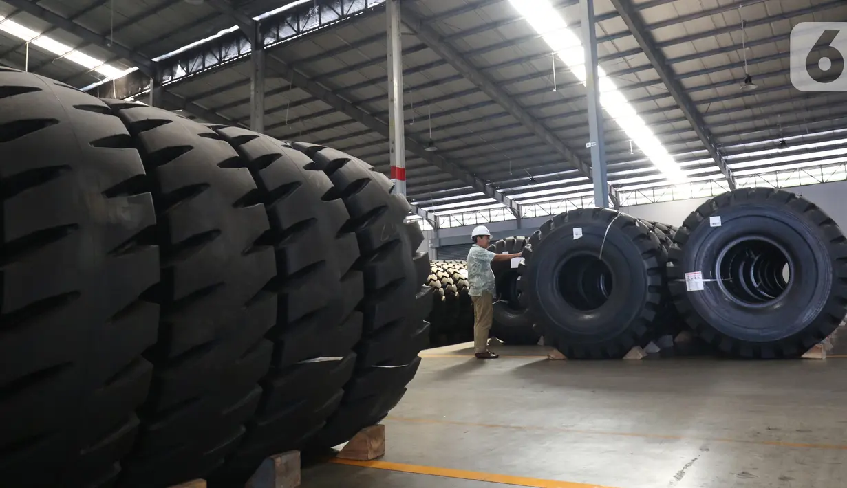 Petugas melakukan pengecekan dokumen pada ban yang akan diekspor di Pusat Logistik Berikat, Sunter, Jakarta, Jumat (4/10/2019). Asosiasi menilai penurunan utilitas ke level 50% dari posisi akhir tahun lalu 84%, disebabkan turunnya permintaan di pasar global dan lokal. (Liputan6.com/Angga Yuniar)