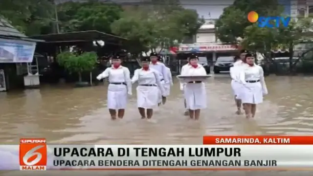 Sejumlah pelajar tingkat SMA di Samarinda terpaksa harus mengibarkan bendera di tengah genangan banjir. 