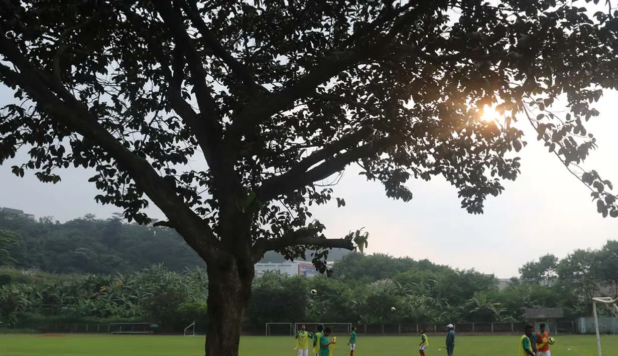 Pemain Indonesia U16 melakukan pemanasan jelang lawan Jepang U16 di Lapangan Padepokan Voli Indonesia, Sentul, Bogor. Selasa (15/4)