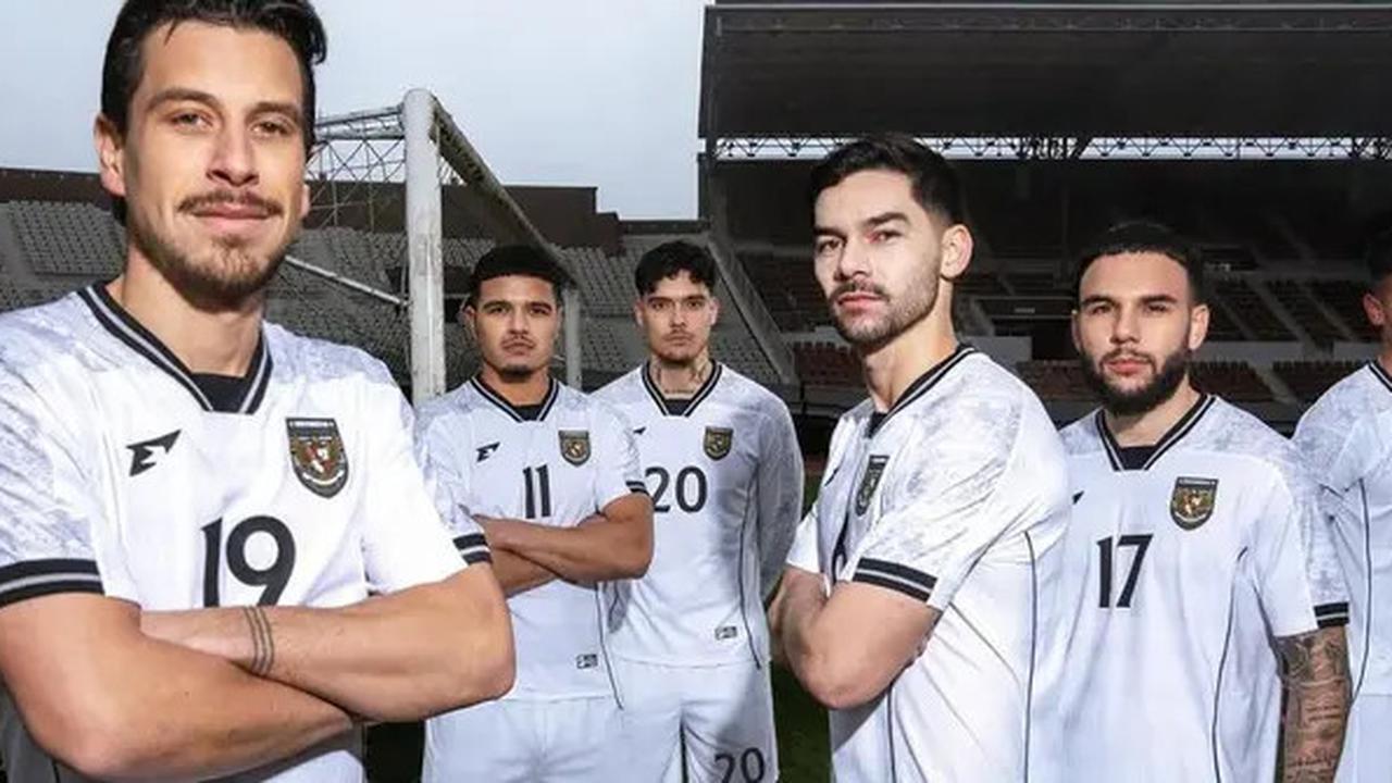 Denny Landzaat Puji Jersey Putih Baru Timnas Indonesia: Mewah Mirip Real Madrid