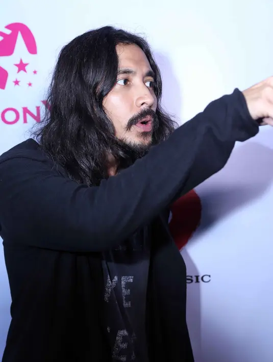 "Gue ingin gondrong sudah dari lama. Cuma waktu itu ada produk yang endorse gue untuk tampil rapi, clean cut. Jadi keinginan itu diredam dulu," jelasnya. (Nurwahyunan/Bintang.com)