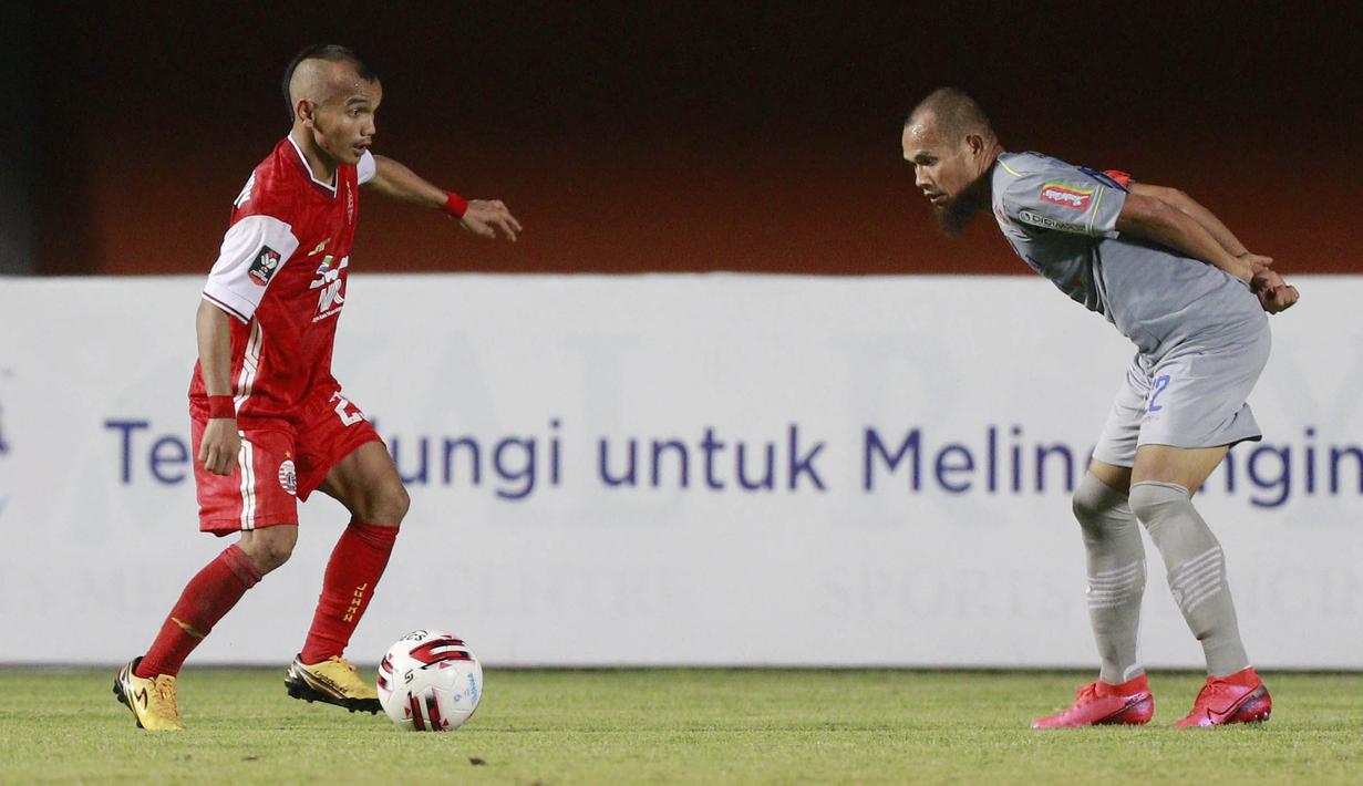 Gelandang Persija Jakarta, Riko Simanjuntak, berusaha melewati bek Persib Bandung, Supardi Nasir, pada laga final Piala Menpora 2021 di Stadion Maguwoharjo, Sleman, Kamis (22/4/2021). Persija menang dengan skor 2-0. (Bola.com/M Iqbal Ichsan)