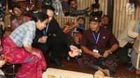 Menteri BUMN Rini Soemarno bersama Kepala Bekraf Triawan Munaf mengunjungi salah satu stand milik perusahaan BUMN selama ajang Pertemuan Tahunan IMF-World Bank Group 2018 di Nusa Dua Bali, Selasa (9/10). (Liputan6.com/Angga Yuniar)
