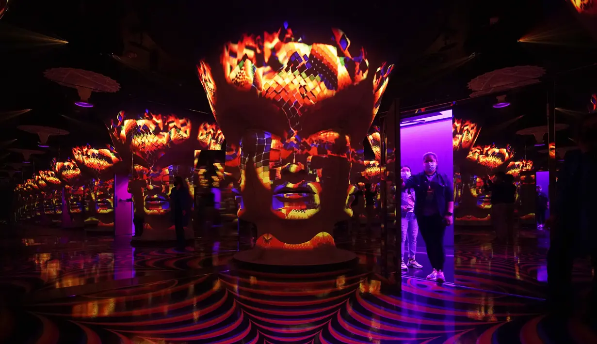 Orang-orang masuk ke pameran ruang tanpa batas di Omega Mart, sebuah instalasi seni yang imersif oleh perusahaan produksi seni Meow Wolf di Las Vegas (18/2/2021).   (AP Photo/John Locher)