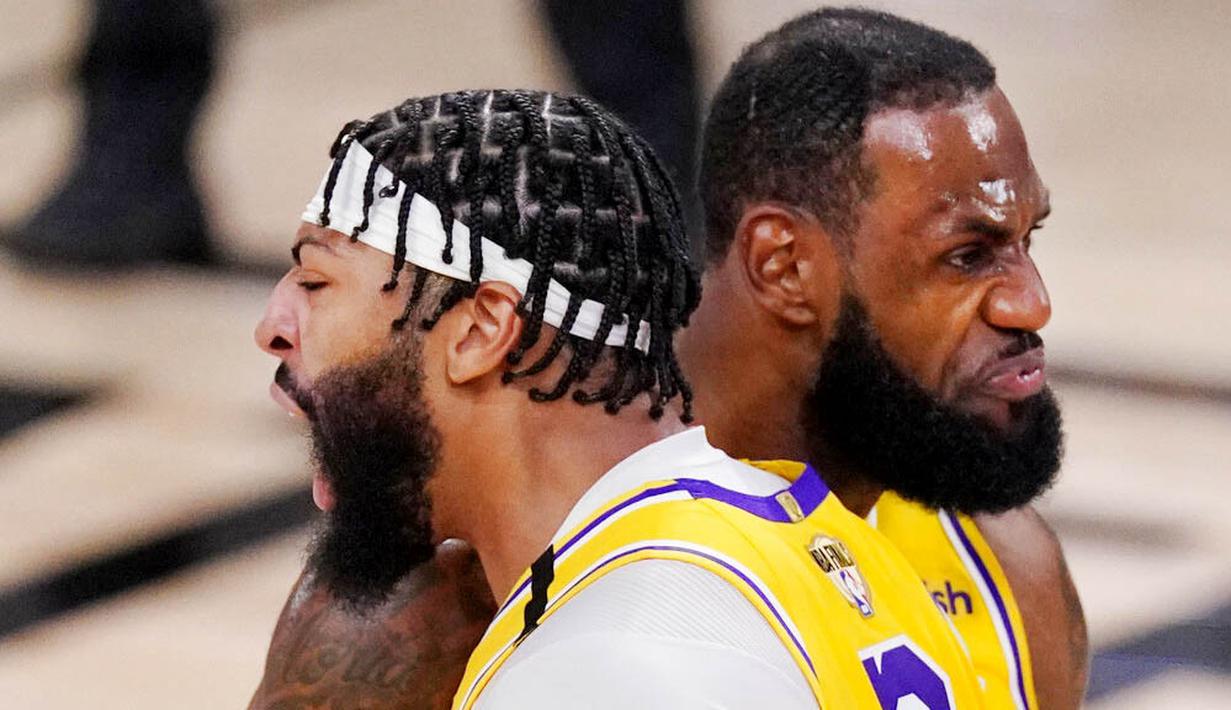 Pebasket Los Angeles Lakers, LeBron James dan Anthony Davis, melakukan selebrasi saat melawan Miami Heat pada gim pertama final NBA di Lake Buena Vista, Kamis (1/10/2020). Lakers menang dengan skor 116-98. (AP Photo/Mark J. Terrill)