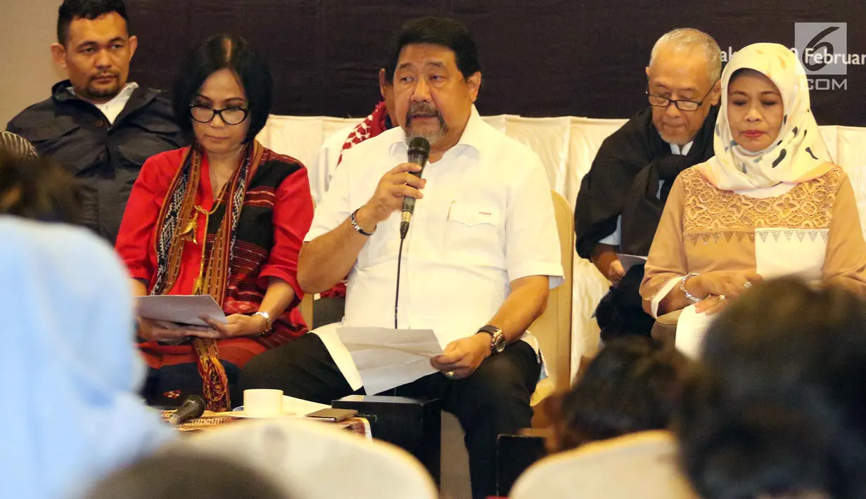 Ketua Setara Institute Hendardi memberi sambutan dalam 'Seruan Moral Kebinekaan' di Jakarta, Selasa (20/2). Kedua, pemerintahan harus mengambil tindakan tepat lagi profesional dalam merespons upaya yang mengancam kebinekaan. (Liputan6.com/Angga Yuniar)