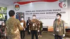 Petugas KPU saat mengikuti simulasi pemungutan suara dalam pemilihan serentak 2020 di Halam Kantor KPU, Jakarta, Rabu (22/7/2020). Simulasi pemungutan suara di TPS dengan menerapkan protokol kesehatan Covid-19. (merdeka.com/Imam Buhori)