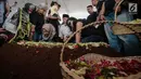 Komedian Indro Warkop bersama anak-anaknya memandangi pusara istrinya, Nita Octobijanthy saat dimakamkan di TPU Tanah Kusir, Jakarta, Rabu (10/10). Mata berkaca-kaca dan raut wajah sedih terlihat dari Indro Warkop. (Liputan6.com/Faizal Fanani)