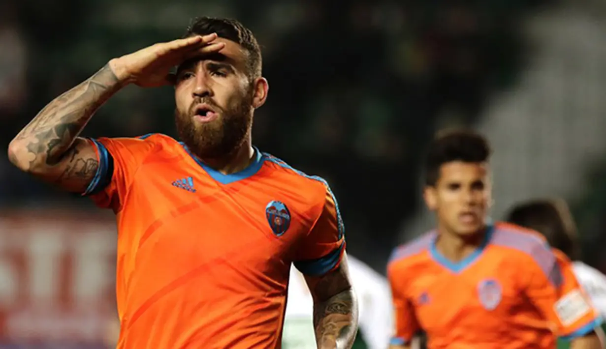 Nicolas Otamendi merayakan gol ke gawang Elche pada laga La Liga di Stadion Martinez Valero, Jumat (20/3/2015). Otamendi tercatat memenangi tiga gelar Liga Portugal dan satu titel Liga Europa bersama Porto. (AFP Photo/Jose Jordan)