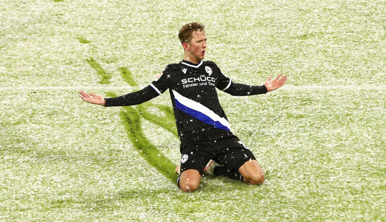 Pemain Arminia Bielefeld Michel Vlap merayakan golnya ke gawang Allianz Arena pada pertandingan Bundesliga di Allianz Arena, Munich, Jerman, Senin (15/2/2021). Laga berakhir dengan skor 3-3. (Adam Pretty/Pool via AP)