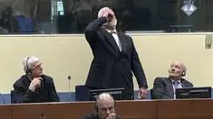 Gambar dari video memperlihatkan mantan Jenderal perang Kroasia Bosnia, Slobodan Praljak meminum racun pada persidangan yang dipimpin hakim PBB di Den Haag, Rabu (29/11). Praljak bunuh diri dengan minum racun setelah upaya bandingnya ditolak (ICTY via AP)