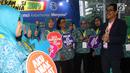 Peneliti Global Alliance for Improved Nutrition Dr. dr. Pande Putu Januraga (kemeja hitam) berbincang dengan kader PKK seluruh Indonesia disela acara workshop sehari dalam rangka Pekan ASI Sedunia 2019 di Kementerian Kesehatan, Jakarta, Rabu (7/8/2019). (Liputan6.com/Angga Yuniar)
