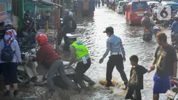 Banjir menyebabkan kemacetan panjang lalu lintas dari Kota Depok menuju Sawangan. (merdeka.com/Arie Basuki)