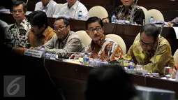 Menteri Agraria dan Tata Ruang, Ferry Mursyidan Baldan (kedua kanan) menyimak pertanyaan Komisi II saat menghadiri Rapat Kerja membahas masalah pertanahan, Senayan, Jakarta, Kamis (21/1/2016).(Liputan6.com/Johan Tallo)