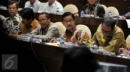 Menteri Agraria dan Tata Ruang, Ferry Mursyidan Baldan (kedua kanan) menyimak pertanyaan Komisi II saat menghadiri Rapat Kerja membahas masalah pertanahan, Senayan, Jakarta, Kamis (21/1/2016).(Liputan6.com/Johan Tallo)