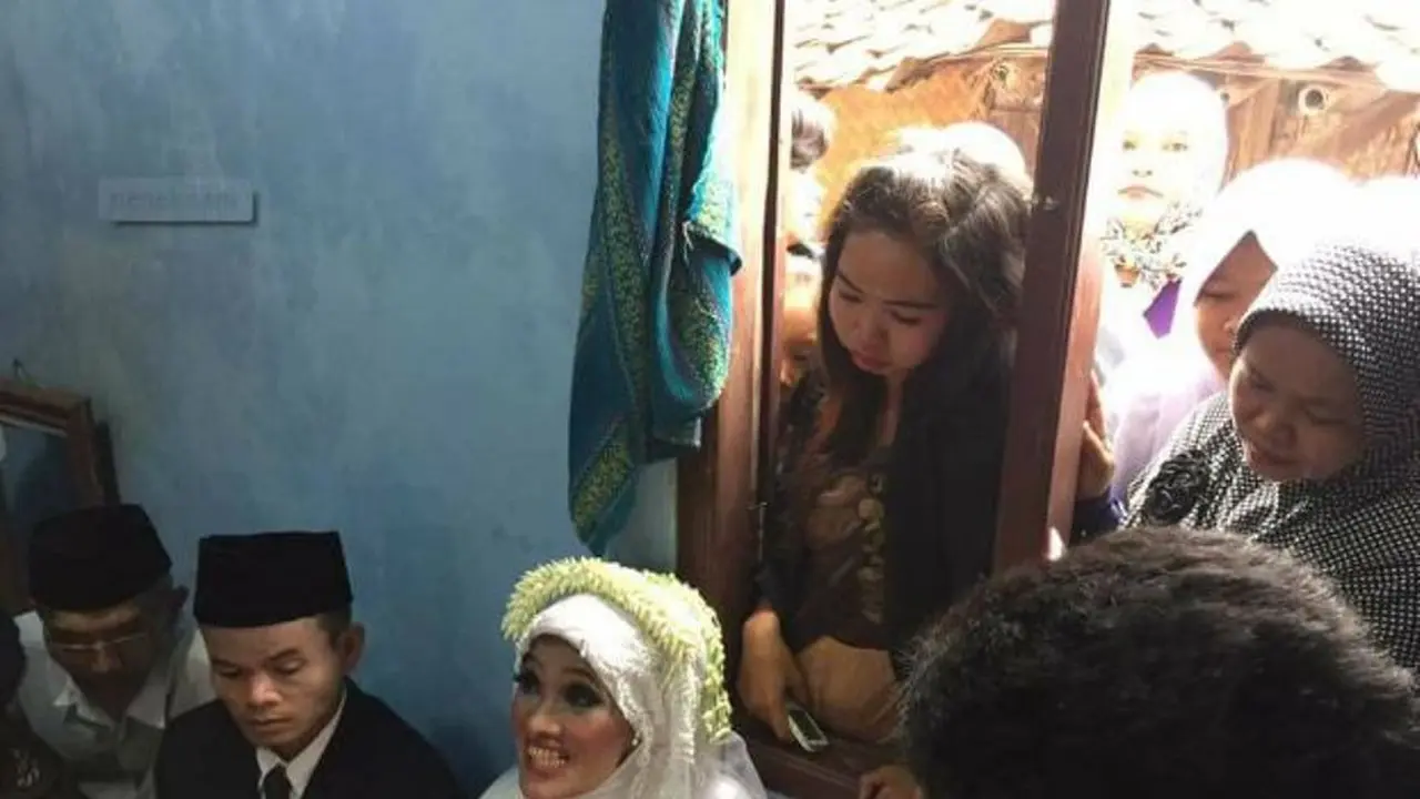 [Bintang] Nikahi Pria 21 Tahun, Dandanan Nenek Ini Malah Bikin Pangling!