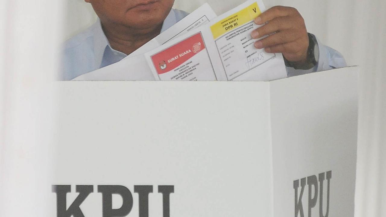 Sampai akhirnya Prabowo berada di bilik suara untuk melakukan hak pilihnya. Foto: Merdeka.com / Imam Buhori