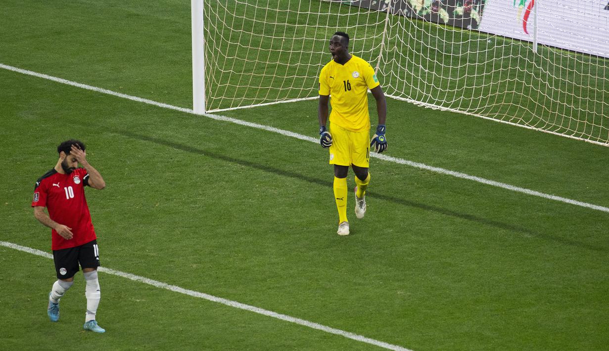Mohamed Salah yang menjadi algojo pertama Mesir gagal menjalankan tugasnya. Sementara Sadio Mane yang menjadi penendang ke-5 Senegal berhasil memasukkan bola dan menjadi penentu kemenangan 3-1 atas Mesir. (AP/Stefan Kleinowitz)