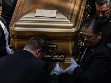 Para pengusung jenazah membawa peti mati Ivana Trump saat prosesi pemakaman di Gereja Katolik Roma St. Vincent Ferrer, New York, Rabu (20/7/2022). Ivana Trump meninggal dunia 14 Juli 2022 lalu. Wanita berusia 73 tahun itu dilaporkan jatuh dari tangga apartemennya di Manhattan. (AP Photo/Julia Nikhinson)