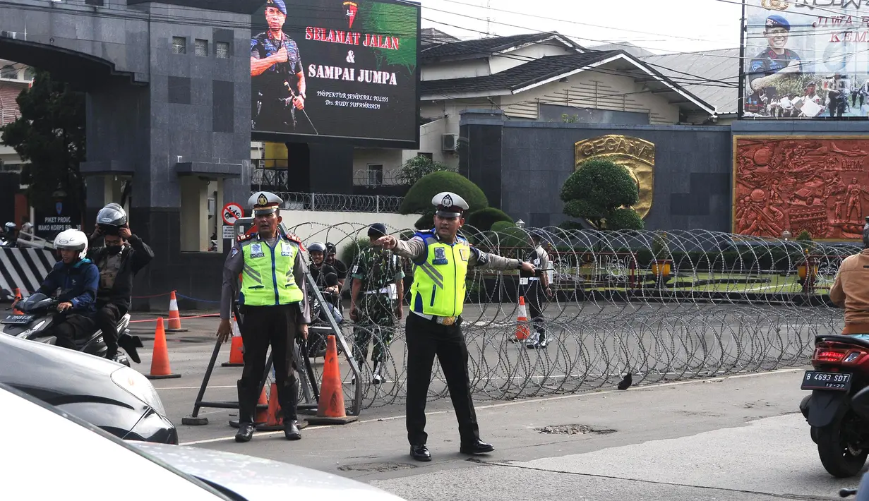 Polisi mengatur lalu lintas jelang kebebasan Basuki Tjahaja Purnama atau BTP alias Ahok di Mako Brimob, Kelapa Dua, Depok, Kamis (24/1). BTP bebas usai jalani pidana dua tahun terkait kasus penistaan agama. (Liputan6.com/Herman Zakharia)