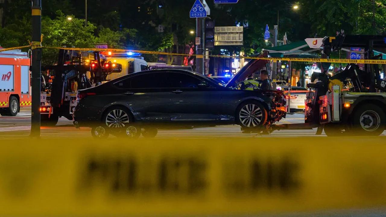 Lokasi mobil menabrak pejalan kaki di dekat Balai Kota Seoul, Korea Selatan, pada Senin (1/7/2024). (AFP, Anthony Wallace)