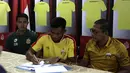 Pemain Bhayangkara FC, Saddil Ramdani, saat menandatangani kontrak pemain di Mess Bhayangkara, Jakarta, Sabtu (8/2). Saddil menjadi rekrutan terakhir Bhayangkara FC.(Bola.com/Yoppy Renato)