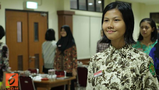 Meiti, Calon Paskibraka 2018 dari Kalimantan Timur Menitipkan Banyak Buku Catatan ke Teman Terdekatnya yang Ada di Kelas. (Liputan6.com/M Fajri Erdyansyah)