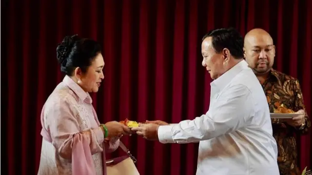 Titiek Soeharto saat Tumpengan Ulang Tahun Mantan Suaminya Prabowo Subianto ke-73. [@titieksoeharto]