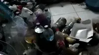 Kamar Kos yang Tidak Terurus dengan sampah yang berserakan. (Dok. Tangkapan layar TikTok/@selamat_anda_menang_ipon)