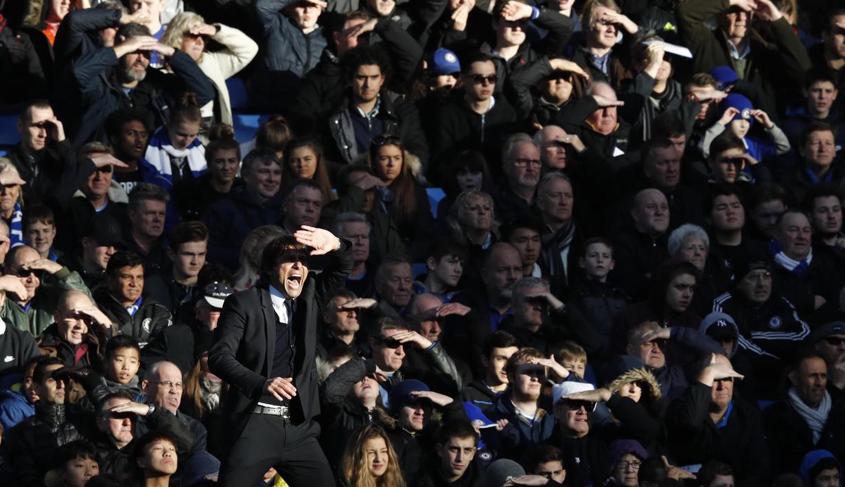 Teriakan instruksi ala pelatih Chelsea, Antonio Conte saat laga timnya melawan West Bromwich Albion pada Premier League di Stamford Bridge, London, (11/12/2016). Chelsea menang 1-0. (AFP/ Adrian Dennis)