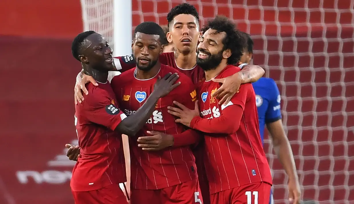 Pemain Liverpool merayakan gol yang dicetak Georginio Wijnaldum ke gawang Chelsea pada laga lanjutan Premier League pekan ke-37 di Stadion Anfield, Kamis (23/7/2020) dini hari WIB. Liverpool menang 5-3 atas Chelsea. (AFP/Laurence Griffiths/pool)